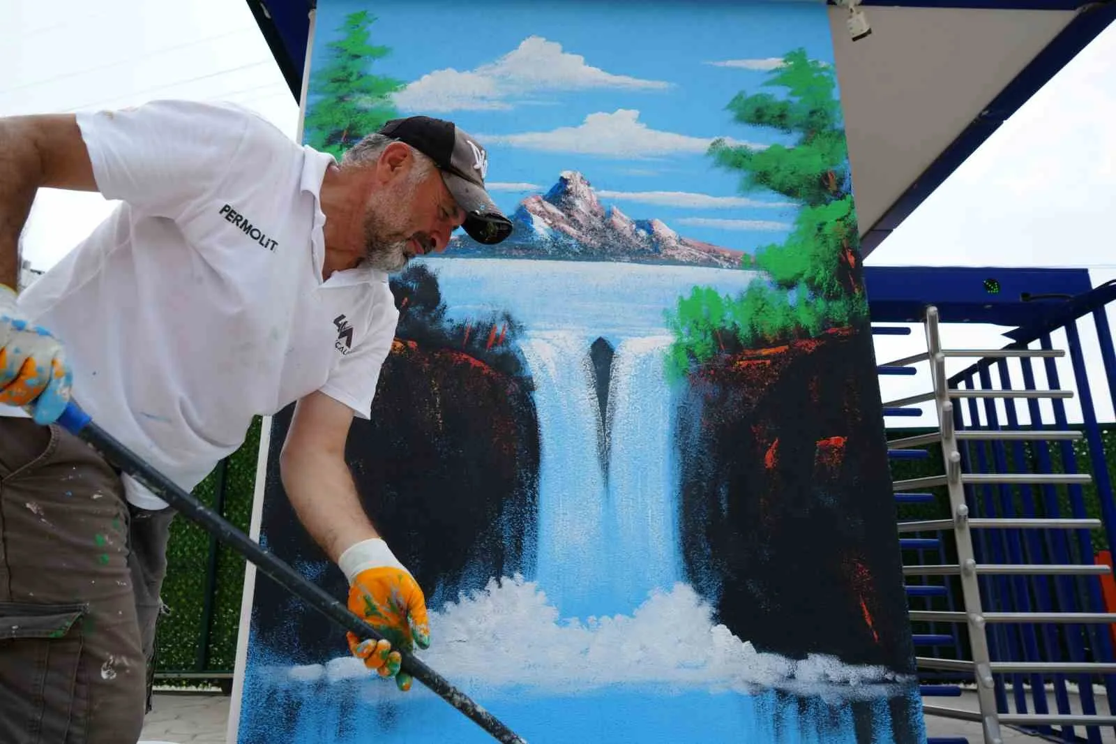 Kocaeli’nin "Bob Ross"u sokakları renklendiriyor