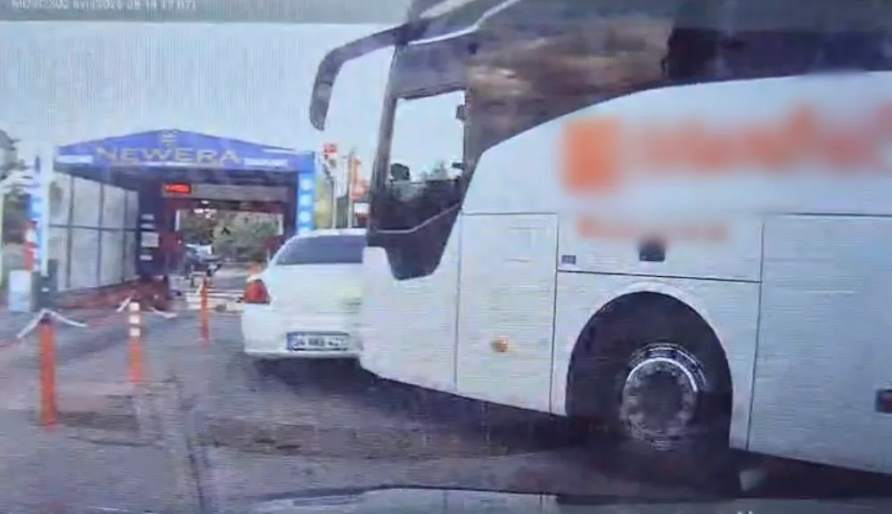 Yolcu otobüsünün çarptığı otomobilin sürüklendiği anlar araç kamerasına yansıdı