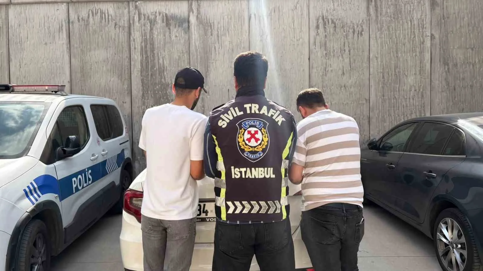 Esenyurt’ta saldırı amacıyla başka bir aracı ısrarla takip eden şahıslar yakalandı