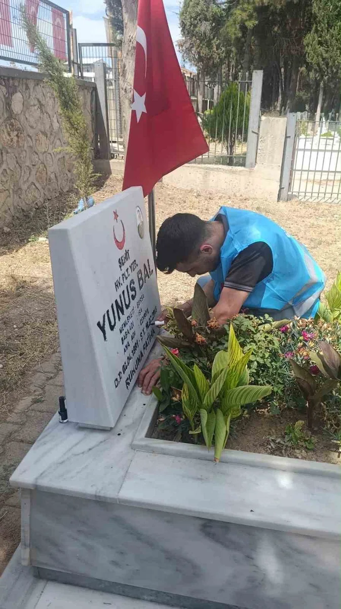 Bursalı gençler şehitliği temizlediler