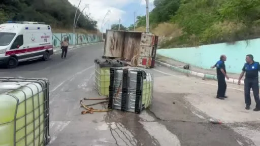 Çamaşır suyu tanklarını taşıyan kamyon devrildi: 1 yaralı
