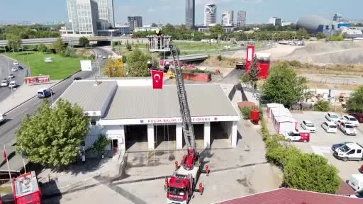 Bursa’da nefes kesen tatbikat; Türk bayrağı metrelerce yükseklikten indirildi