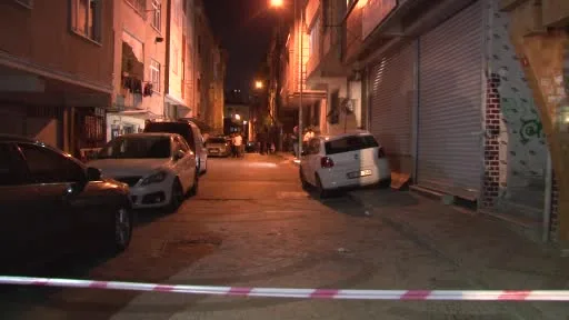 Bağcılar’da komşusunu bıçaklayıp, sokağa rastgele ateş açtı: 4 yaralı