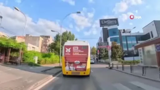 Seyir halindeki halk otobüsü direğe çarptı: O anlar kamerada