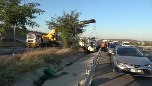 Çanakkale’de kamyon bariyerlere ok gibi sağlandı: 2 ölü