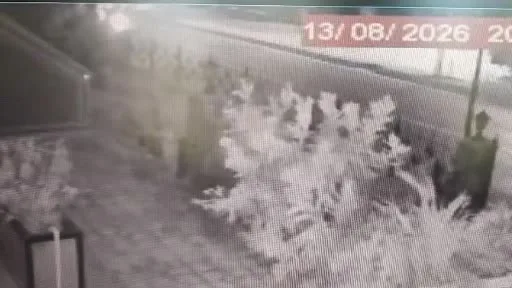Şapkalı hırsız örümcek adam, apartmanlara tırmanıp evleri soydu