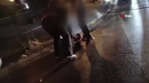 Esenyurt’ta 2 kişinin saldırısına uğrayan genç dakikalarca yol ortasında darp edildi