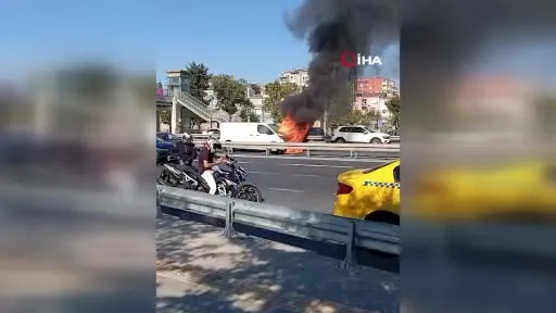Zeytinburnu’nda panelvan araç alev alev yandı