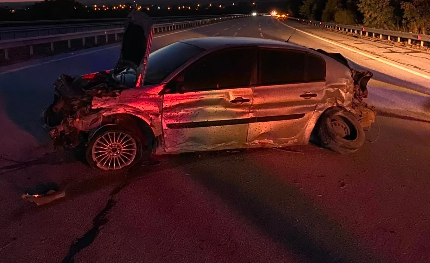 Kırklareli’de bariyerlere çarpan otomobil hurdaya döndü