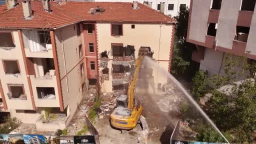 Büyükçekmece’de 4 bloktan oluşan 48 bağımsız konutun yıkımı başladı