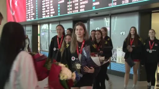 Dünya ikincisi Türkiye U17 Kız Voleybol Milli Takımı çiçeklerle karşılandı