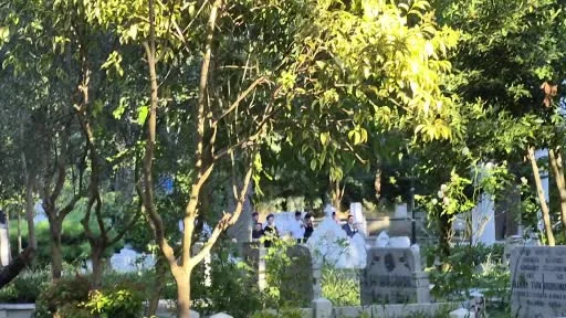 Mezarın açılacağını duyan cemaat mensupları Karacaahmet Mezarlığı’nda toplandı