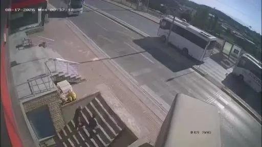 Otomobil merdiven boşluğuna uçtu: 2 kişi ezilmekten saniyelerle kurtuldu