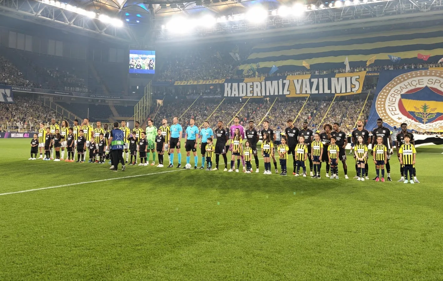 Fenerbahçeli taraftarlardan Lyon maçına özel koreografi