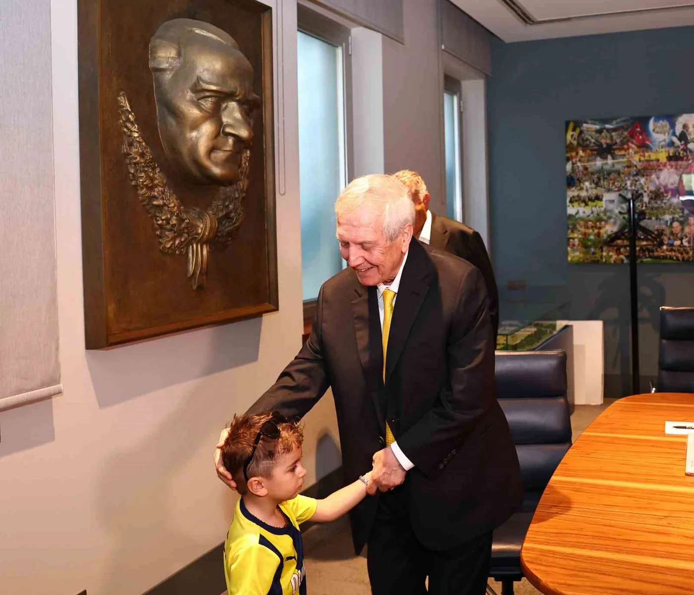 Minik taraftar Göktuğ, Başkan Aziz Yıldırım ve yöneticilerle buluştu
