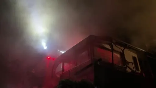 2 katlı villanın çatısı alev alev yandı: Ekipler seferber oldu