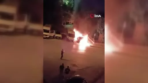 Küçükçekmece’de iki araç alevlere teslim oldu