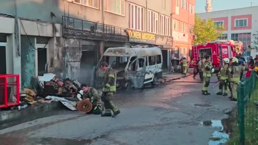 İkitelli’de sanayi sitesinde minibüste çıkan yangın dükkana sıçradı: Kundaklama şüphesi üzerinde duruluyor