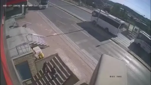 Otomobil merdiven boşluğuna böyle uçtu: 2 kişi ezilmekten saniyelerle kurtuldu