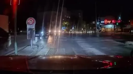 Kırmızı ışıkta geçen otomobil motosiklete çarptı