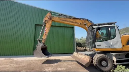Bursa’da zeytinliğe yapılan kaçak depo böyle yıkıldı