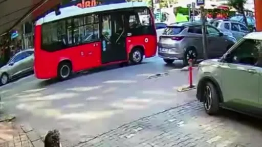 Bandırma’da minibüs yayaya yol veren otomobile çarptı