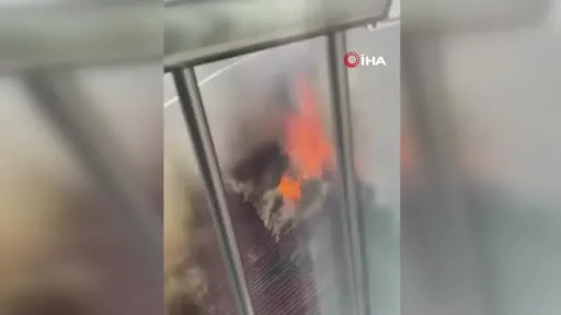 Kağıthane’de 3 katlı binanın çatı katı alevlere teslim oldu