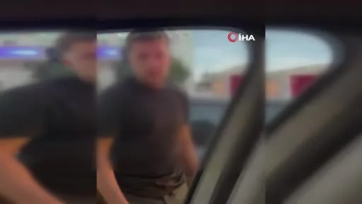 Esenyurt’ta trafikte başka bir sürücüye saldıran şahıs kamerada