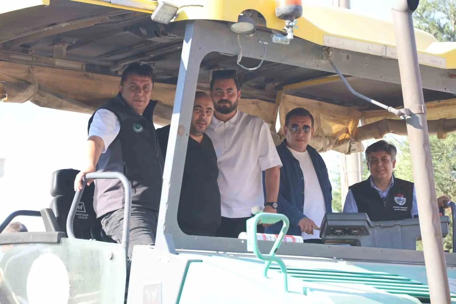 Başkan Durgut asfalt makinesinin başına geçti, ilk serimi başlattı
