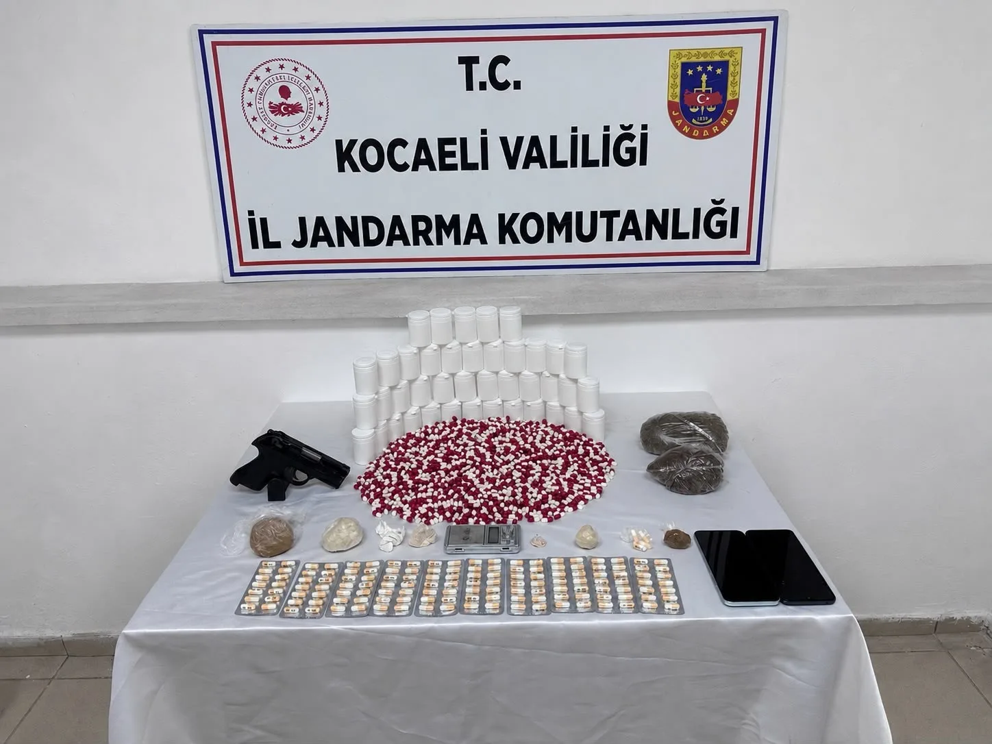 Jandarmadan torbacıya darbe: Gösterdiği her yerden uyuşturucu çıktı