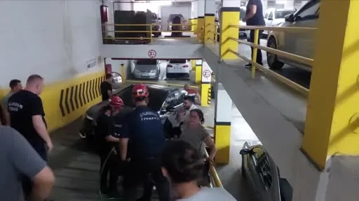 Otoparkta otomobilin altında kalan genç kadın yaralandı