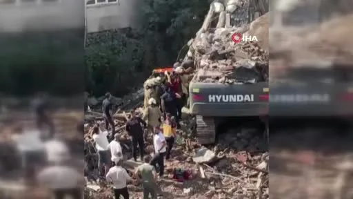 Küçükçekmece’de yıkımı yapılan bina, iş makinesinin üzerine devrildi