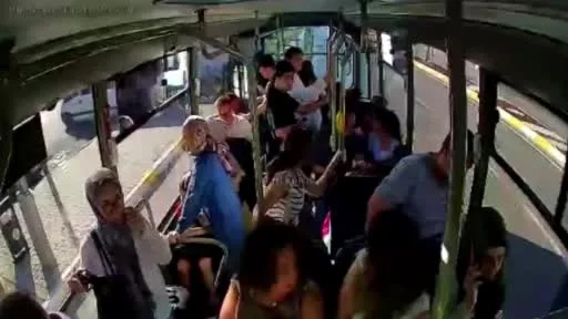 Minibüste fenalaşan yolcuyu şoför hastaneye yetiştirdi