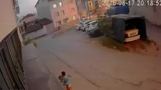 Çocukların oynadığı sokağa drift atarak girdi, hızla uzaklaştı
