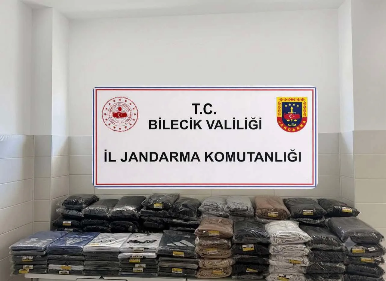 Yolcu otobüsünde 750 bin liralık kaçak giyim ele geçirildi
