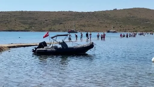 Ayvalık’ta binlerce turistin denize yürüyerek geçtiği boğazda can güvenliği yok