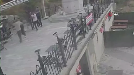 Arnavutköy’de komedi filmlerini aratmayan kavga: Polis ayırdı, onlar cami avlusundan devam etti