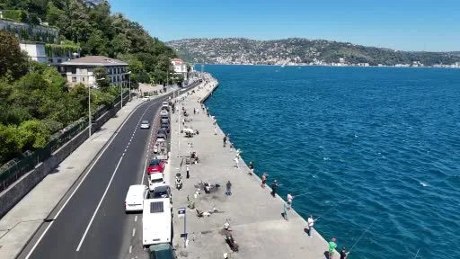 Sarıyer sahilinde palamut bolluğu: Oltasını alan sahile koştu