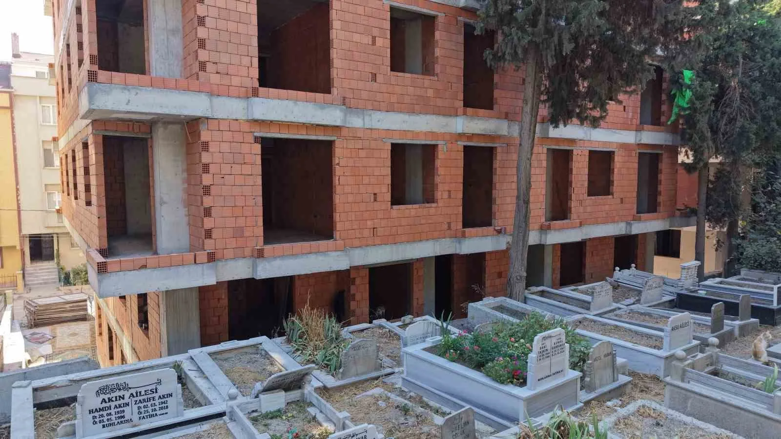 Mezarlık manzaralı sıfır daireler ilginç görüntüler oluşturdu