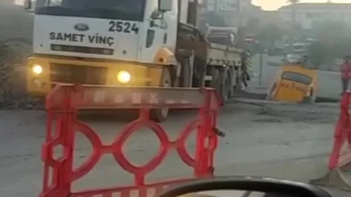Arnavutköy’de çalışma sırasında açılan çukura taksi düştü: Sürücü faciadan döndü