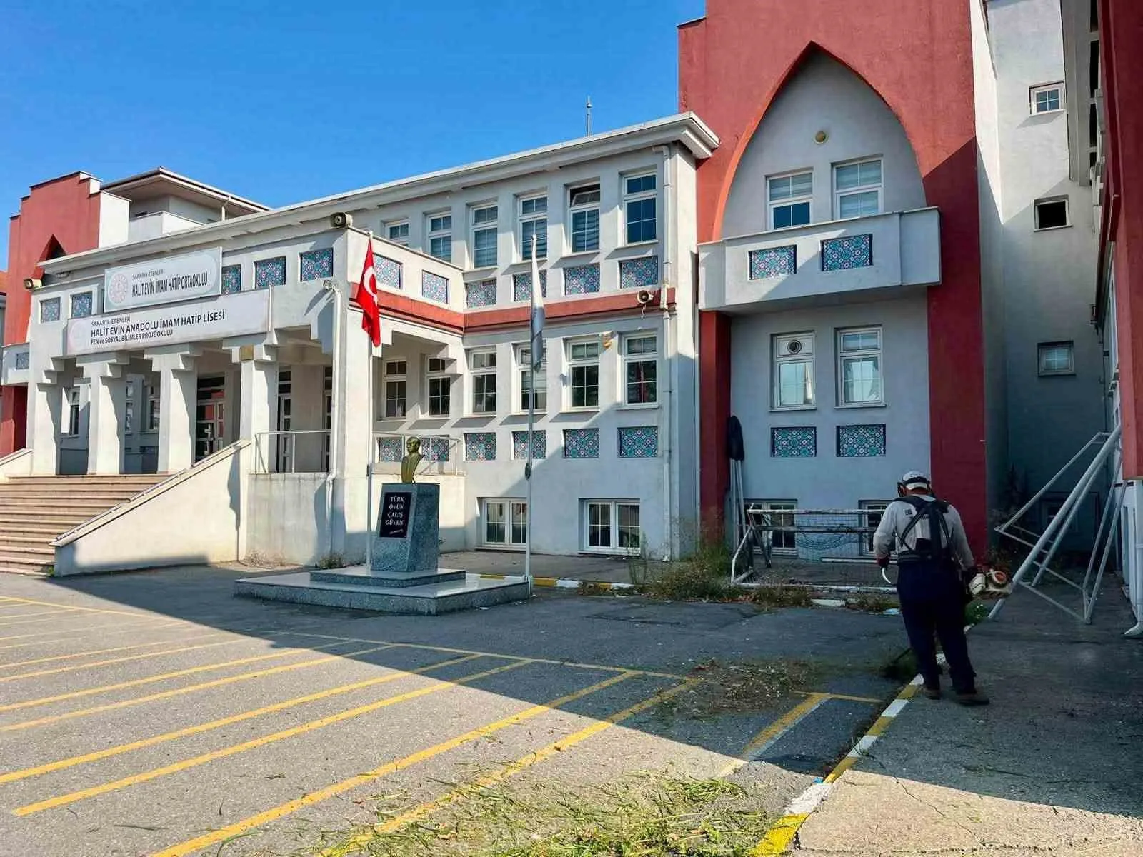 Erenler’de okul bahçeleri yeni eğitim yılına hazırlanıyor