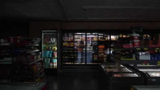 Maltepe’de ruhsatsız ve sağlıksız şartlarda faaliyet gösteren zincir market kapatıldı