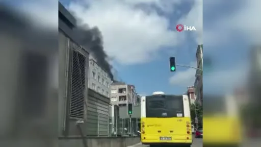 Bayrampaşa’da 4 katlı binanın çatısı alevlere teslim oldu