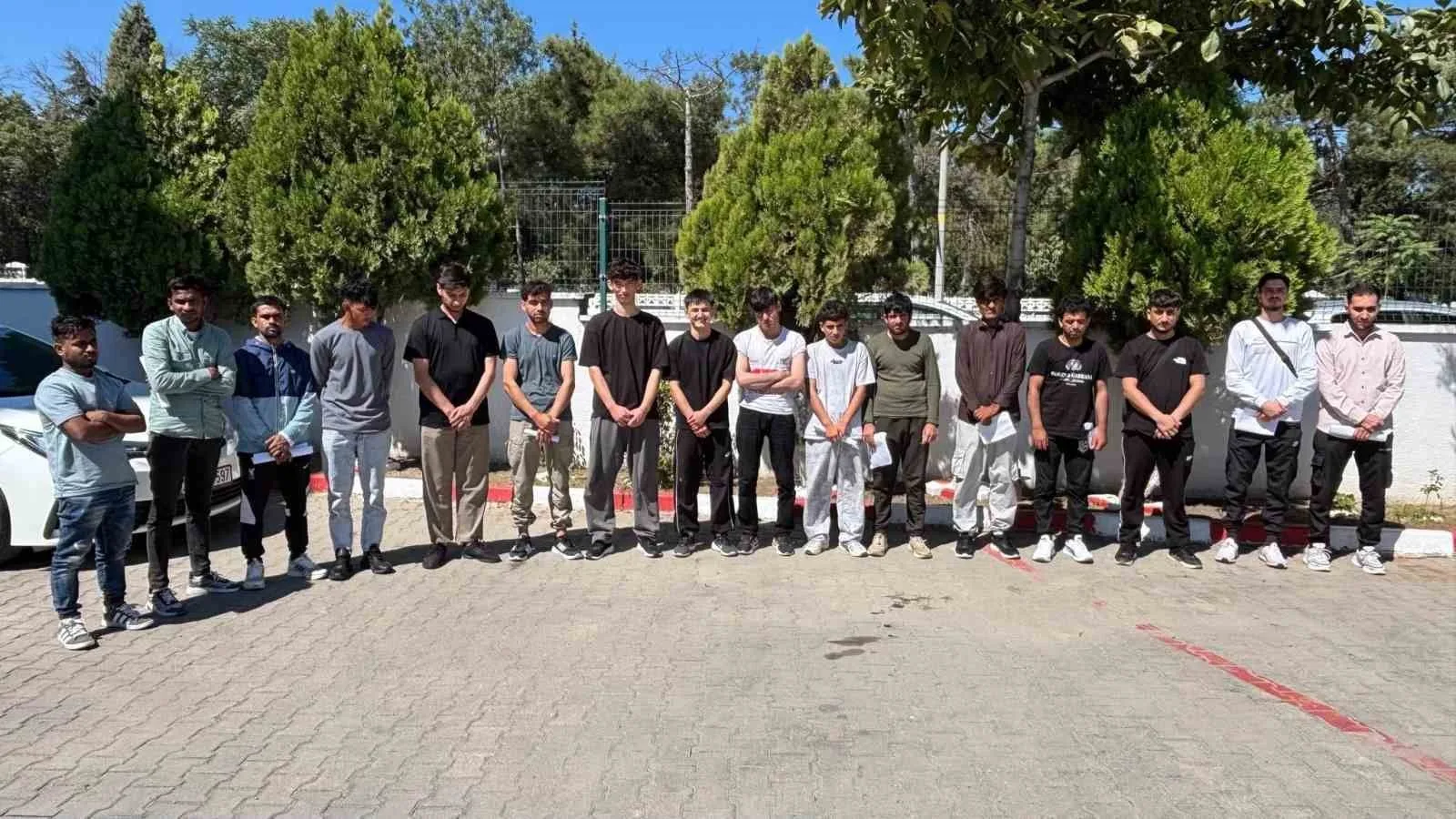 Edirne’de bir araçta 16 düzensiz göçmen yakalandı, sürücü gözaltına alındı