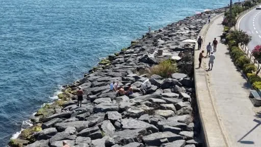 İstanbul’da sıcaktan bunalanlar Sarayburnu Sahili’nde serinledi