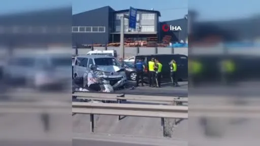 Kocaeli’de iki ayrı noktada 8 araç zincirleme kazaya karıştı