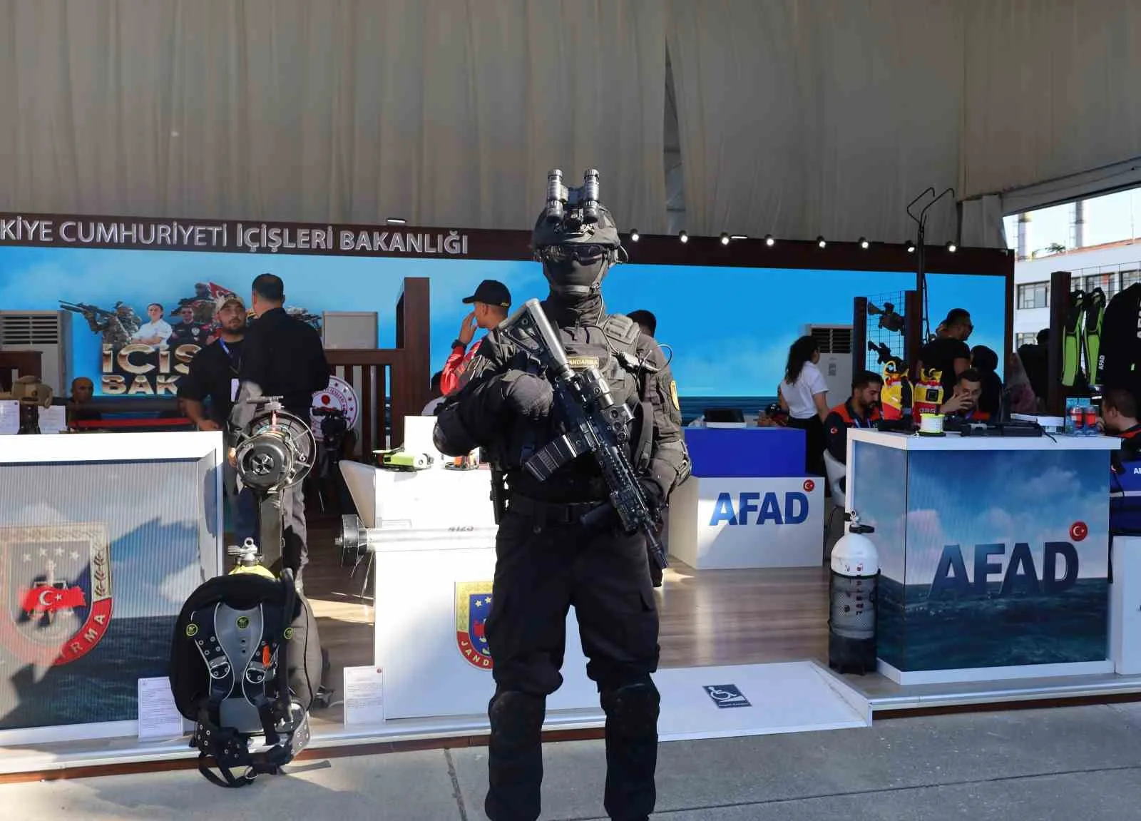 "Siyah Giyen Adamlar" yüksek teknolojileri ve keskin nişancılarıyla nefes kesti