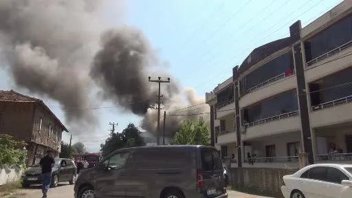 İki katlı binanın üst katı alevlere teslim oldu