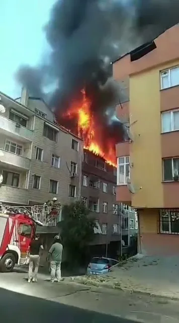 Gaziosmanpaşa Şemsipaşa Mahallesi’nde 4 katlı binanın çatısında yangın çıktı. Alevler yan binaya da sıçradı. Olay yerine çok sayıda itfaiye ekibi sevk edildi. Ekiplerin yangına müdahalesi sürüyor.