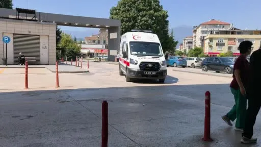 Devrilen traktörün altında kalan sürücü hayatını kaybetti